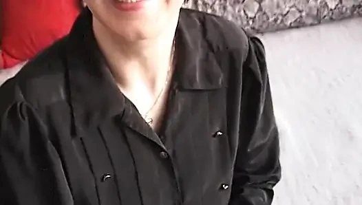 Tante semok amatir lagi asik nyepong kontol kecil