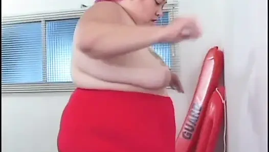 Pembe saçlı şişman orta yaşlı seksi kadın sikişiyor... ağzına boşalma