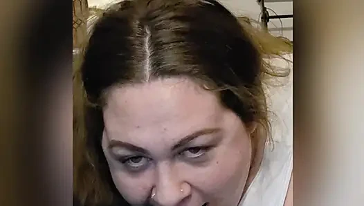 Weißes mädchen mit dickem hintern wird gepflügt und schluckt das sperma ihres stiefbruders