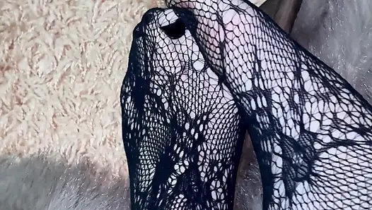 Играю с моими ногами в сексуальных чулках и на каблуках