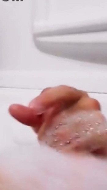 パパが大きなペニスを男の子に見せる | クリップ 1