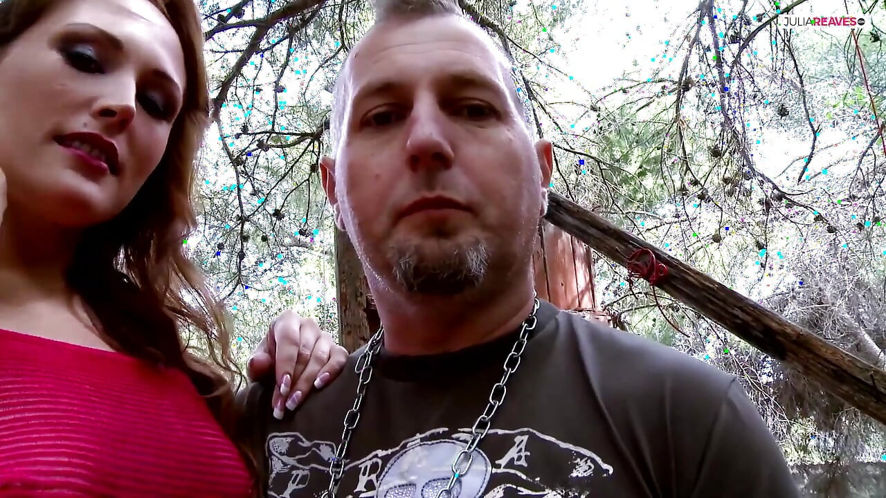 Perra caliente grita de placer mientras una polla enorme perfora su apretado coño