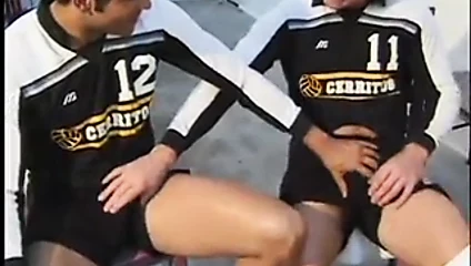 Dos jugadores y el entrenador se montan un trio
