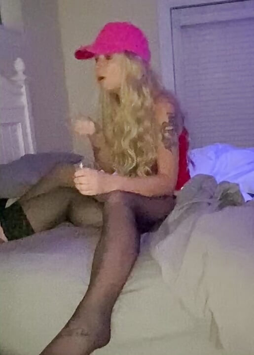 Bölüm 2 iç çamaşırlı ve çoraplı ateşli evli kadın ve travesti koca seks yapıyor