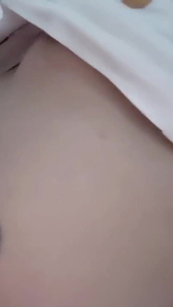 UNSCHULDIGE HAUSMÄDLICHE FOLGT DEM CHEF UND TRICKST AUS, SEX ZU HABEN | Clip 1