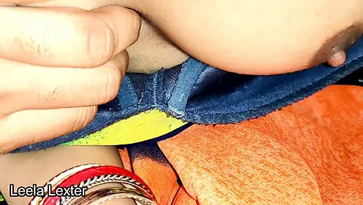 Indische punjabi-betrügende ehefrau sieht perfekt aus, desi sexy in diesem heißen kleid, während ihre natürlichen schönen saftigen möpse gelutscht werden