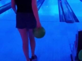 Eva: chơi bowling sexy quá.