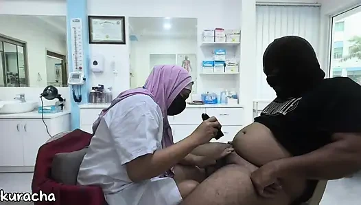 Доктор в хиджабе бреет мясистый член клиента не становится эрегантным во время бритья