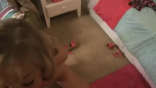Tatlı genç kız üvey babası tarafından çok sert sikiliyor