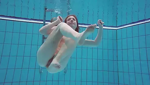 Hübsches polnisches teen alice schwimmt ohne kleidung