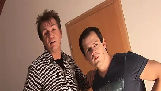 Döl Yiyen Misyoner - Azgın Alman Bebek Derin Sakso Çektikten Ve Parmakladıktan Sonra Döl Yutuyor