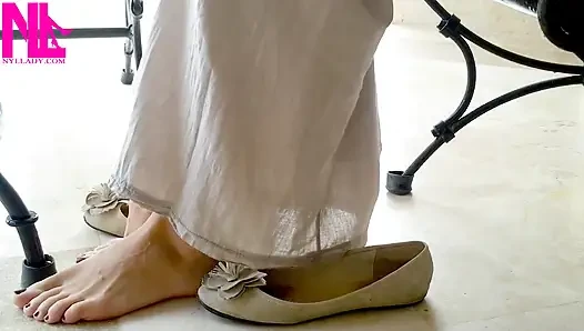 Cewek ini lagi asik mainin sepatu balet di barefoot