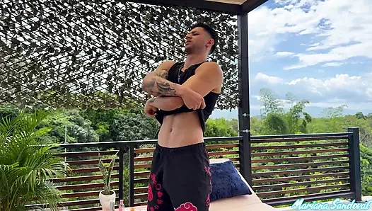 Yuvarlak götlü esmer orta yaşlı seksi kadın Mariana Sandoval erotik bir masaj sırasında büyük bir yarağa biniyor