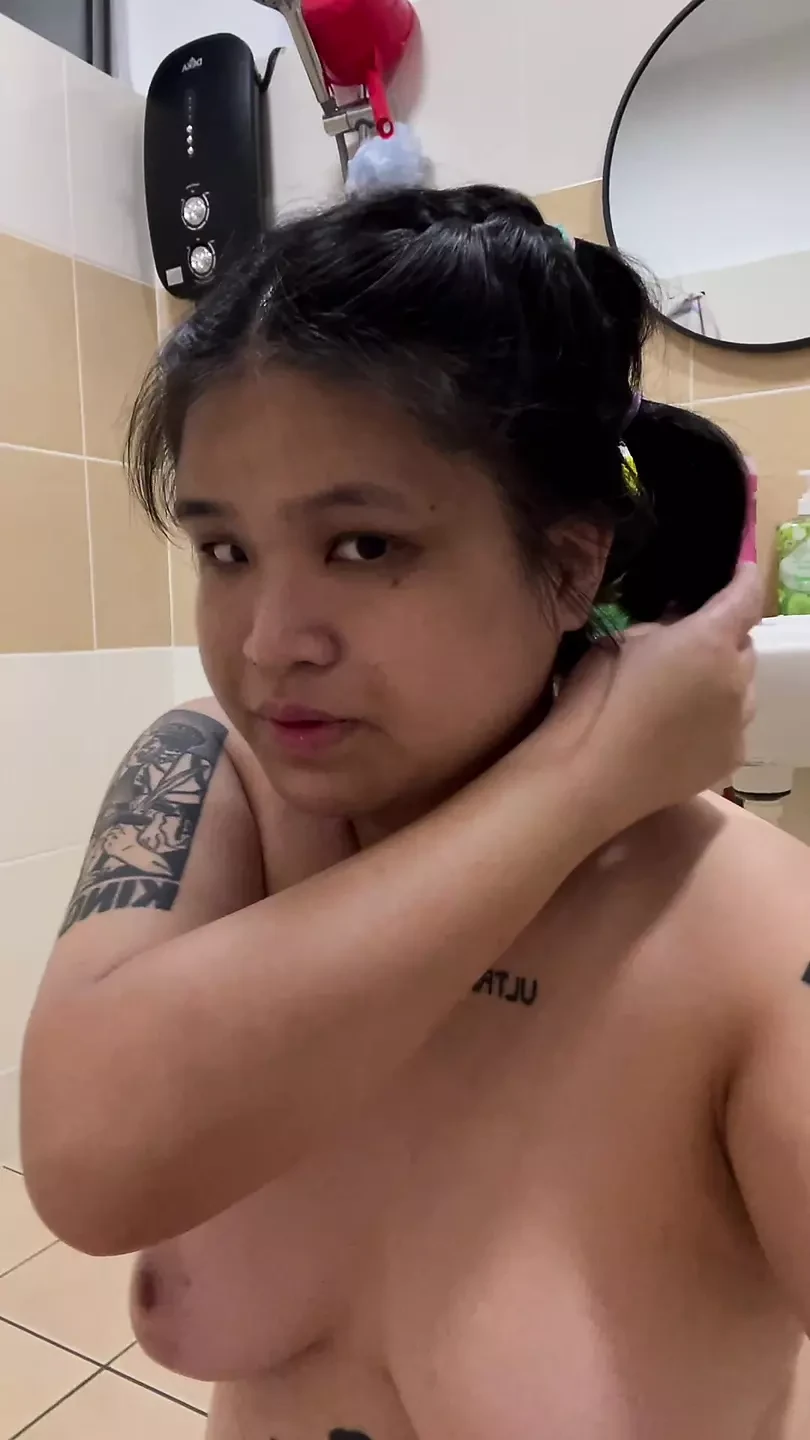 Cewek semok asia dengan rambut kuncir