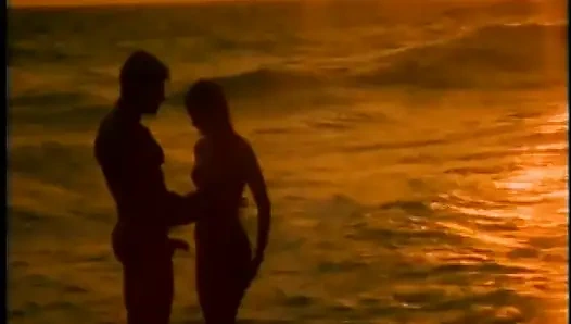 Şehvetli esmer okyanusta uzun sert yarağa biniyor