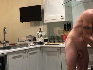 Nudiste dans la cuisine