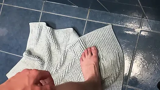 Seksi sarışın vücut geliştirmeci orta yaşlı seksi karım duş aldıktan sonra yarağımı emiyor ve sonra küvette amına boşalıyorum