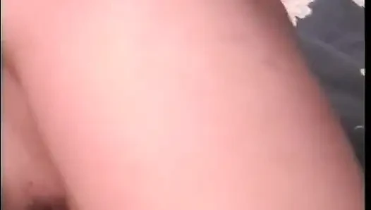 Güzel kıvırcık saçlı zenci hatun beyaz yarak için uzun bacaklarını açıyor