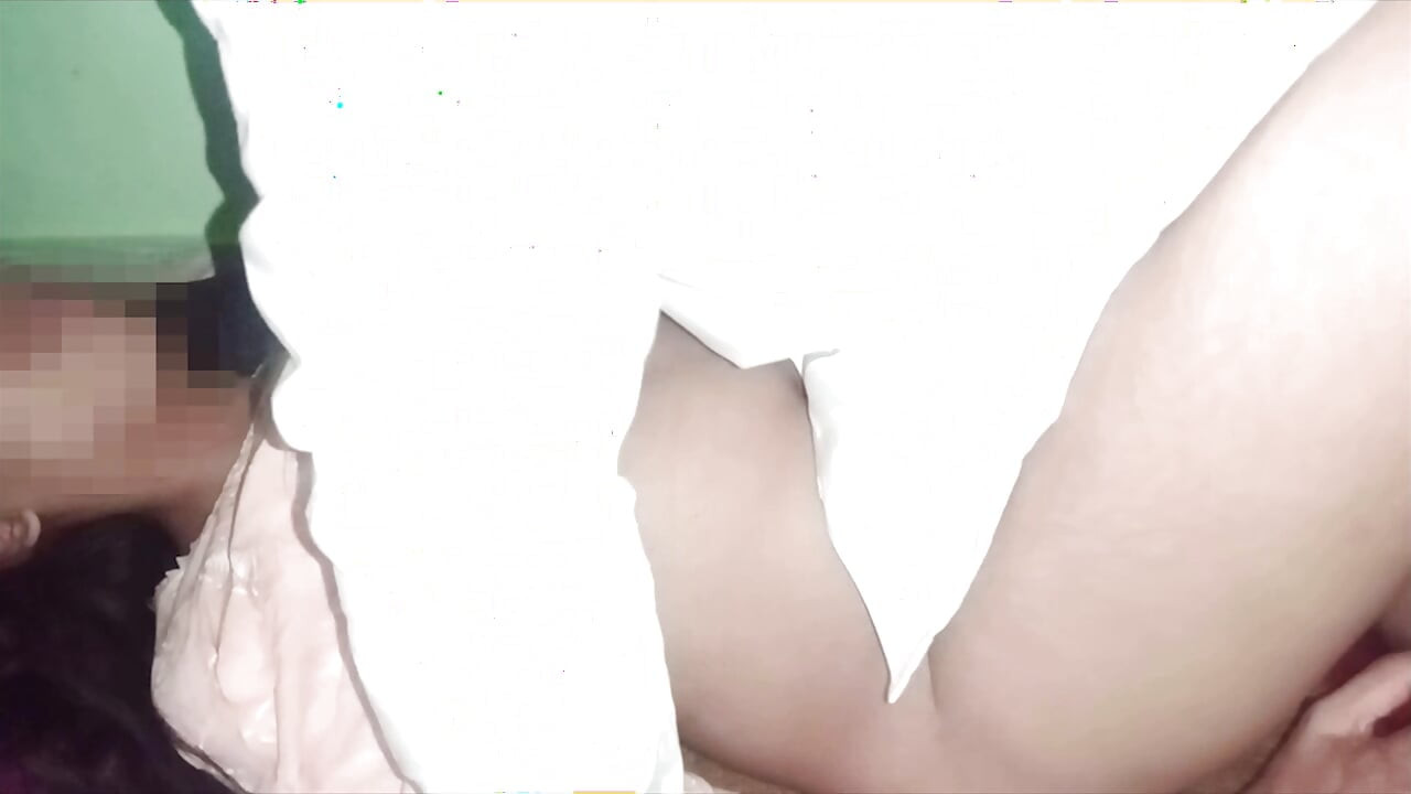 VIRGEN CHICA APRETADO COÑO FOLLADA POR PRIMERA VEZ HINDI