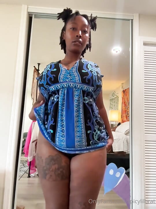 Gordita ébano en vestido mostrando sus grandes tetas y culo