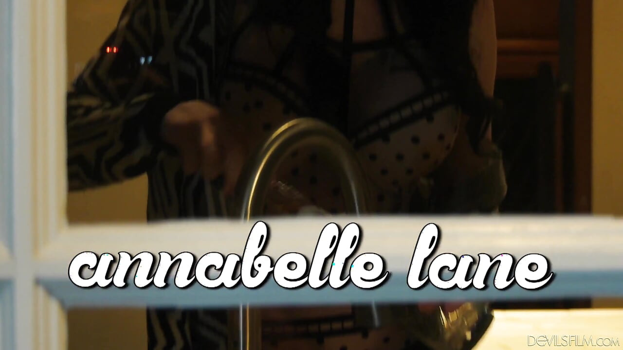 Geile buurman gaat vreemd met trans-babe Annabelle Lane