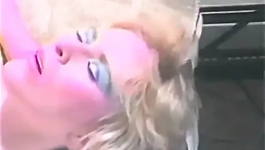 Kirli sarışın birden fazla dildoyla meşgul