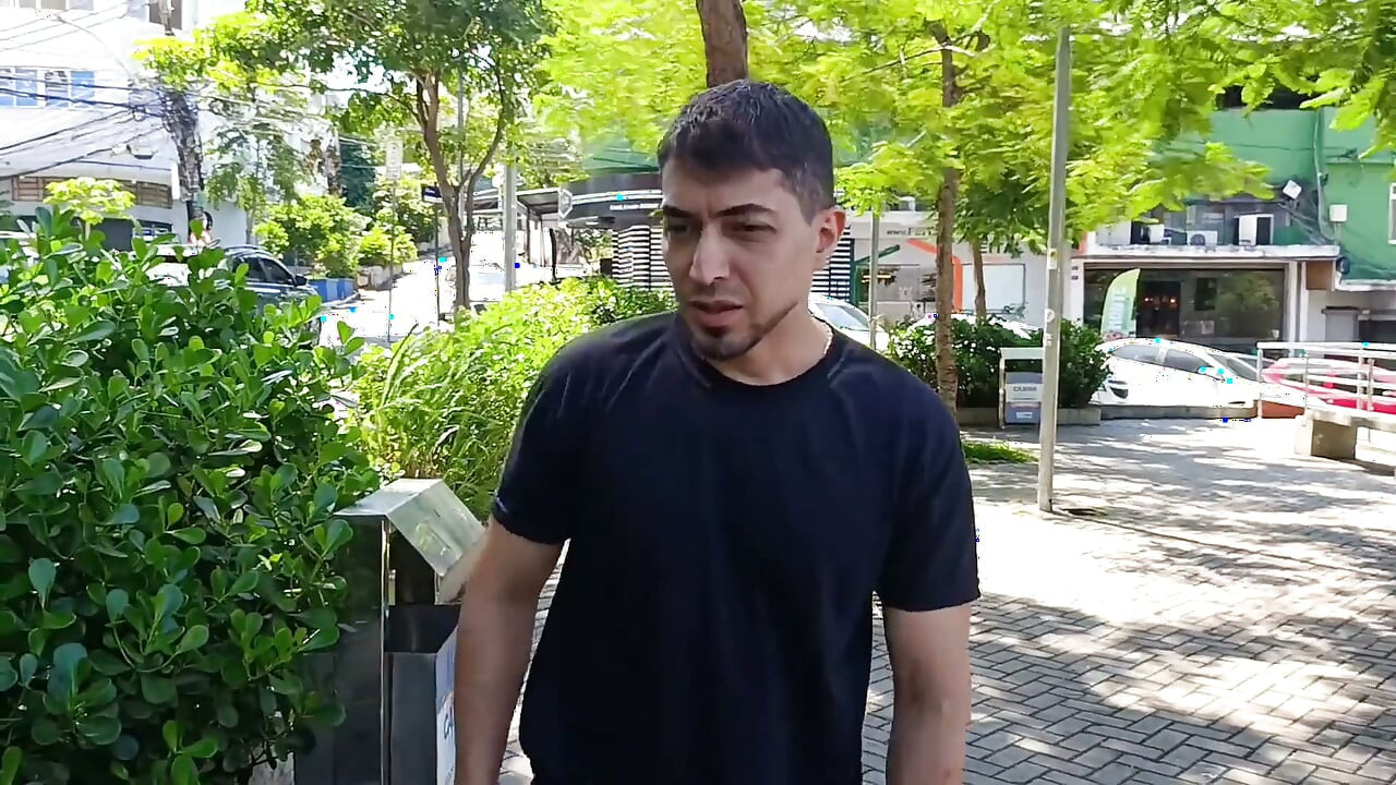 Várakozás a mostohafiára a téren, hogy autózzon.