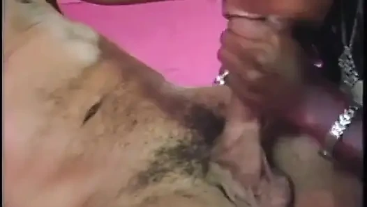 Pelacur hitam dengan payudara bagus di kamar tidur hardcore menyetubuhi kontol putih