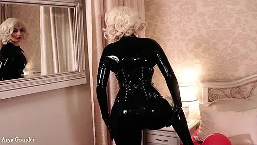 Lateks lastik tezgahçı orta yaşlı seksi kadın pirsingli amcık ve hava balonlarıyla mastürbasyon yapıyor
