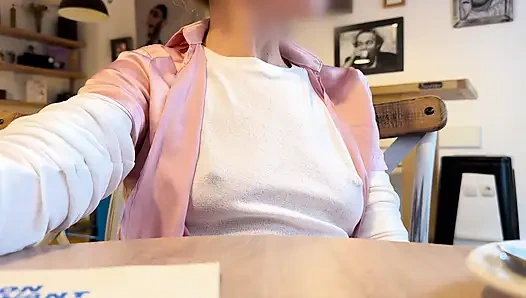 Extrem sexy weiße hauchdünne bluse, die meine großen, hart gepiercten brustwarzen in einem café zeigt