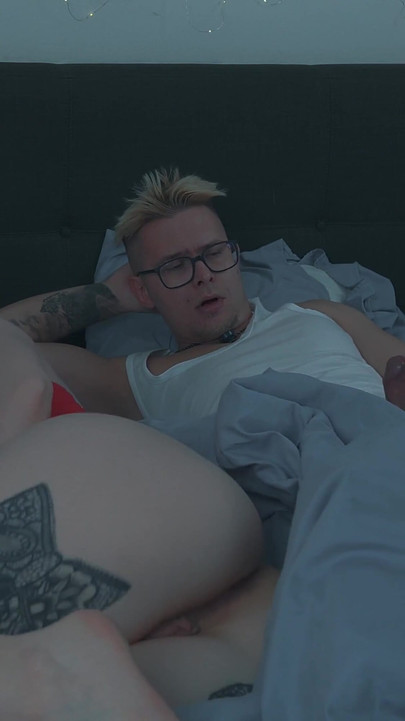 แม่เลี้ยงทดสอบของขวัญลับของลูกเลี้ยงชายบนเตียงโรงแรมที่ใช้ร่วมกันในวันส่งท้ายปีเก่า คลิป 3