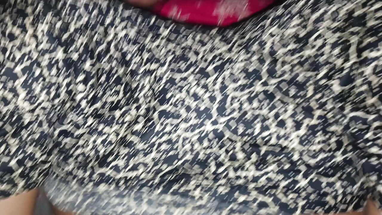 可爱的印度哥与多汁 r s 嘴唇舔和吮吸大鸡巴，并享受操逼狗式