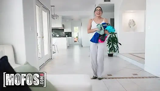 Mofos - si seksi madison wilde dan pacarnya berisiko kepergok ngentot bayang-bayang di ruang tamu