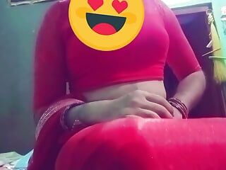 Un travesti indien gay en sari rouge X se sent féminin en jouant avec ses seins