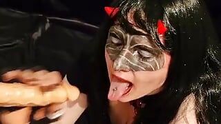 Un petit diable coquin lèche ta bite juteuse comme une sucette