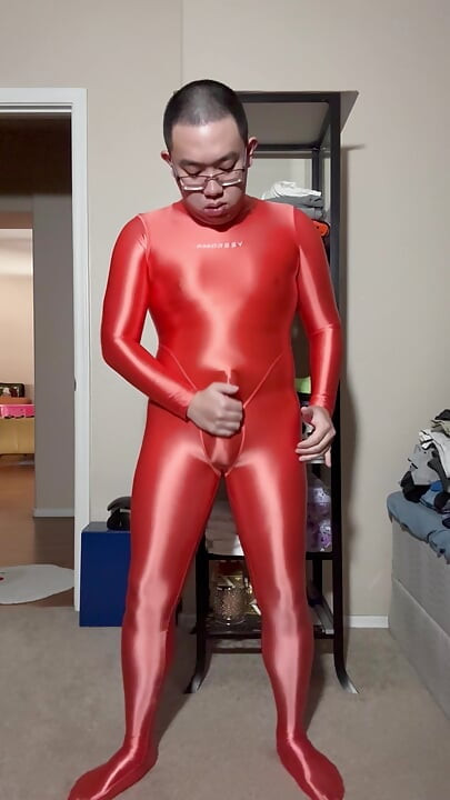 Turuncu amoresy tayt takım elbisesi, ateşli seks prezervatifle mastürbasyon yapıyor ve boşalıyor