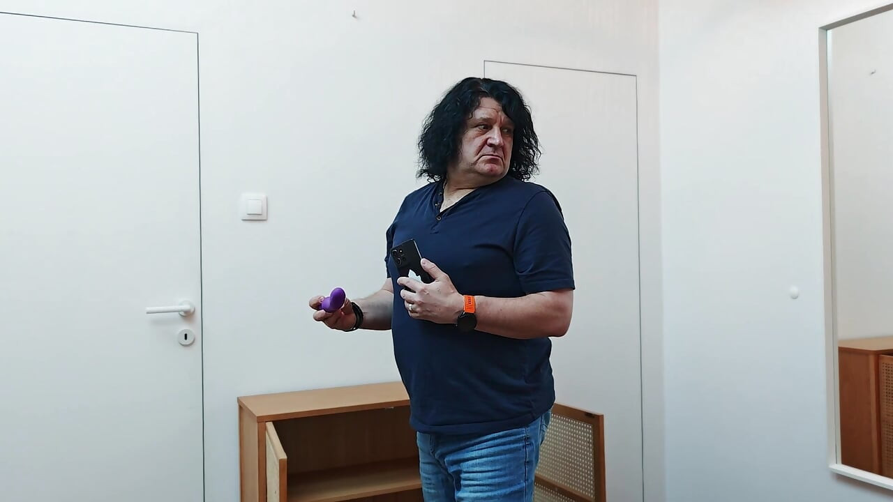 En fastighetsmäklare bevittnar ett gift par som har passionerad sex och tittar på allt från garderoben.
