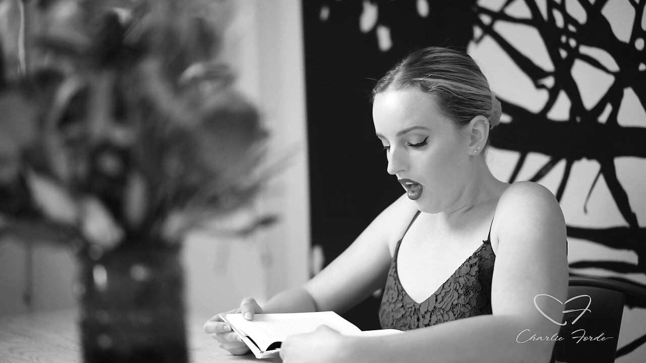 قصيدة للأدب الهستيري مع تشارلي فورد وأمبر مور