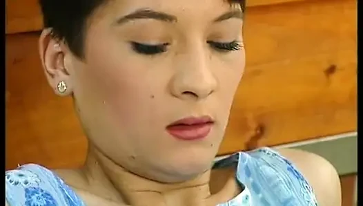 Kısa saçlı genç kız sikiliyor ve göğüslerine boşalıyor