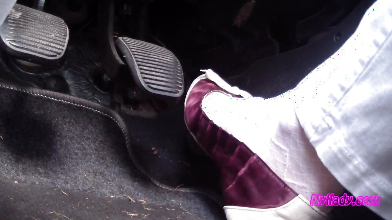 Cewek nyllady nyllady lagi nyetir di flat dan kaki selangkangannya pakai sandal