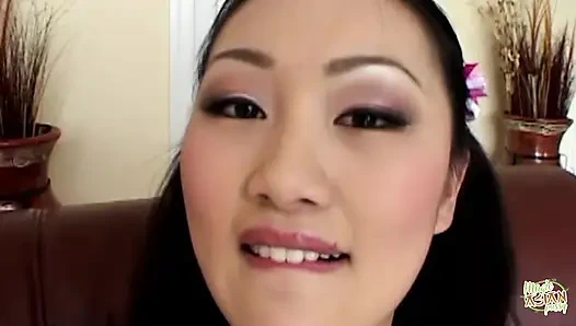 Seorang wanita Asia terlibat dalam stimulasi diri sambil mengantisipasi terlibat dalam hubungan anal yang intens dalam postur gaya doggie.