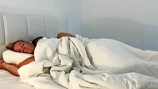Pagi hotel terangsang - aku bangun untuknya sudah di dalam diriku