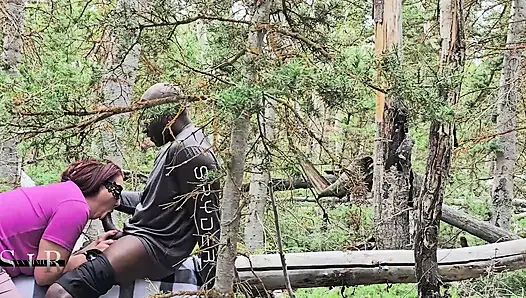 Sürtük ateşli evli kadın Polyjswitch ormanda biraz büyük odun buluyor