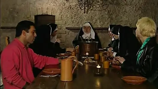 Schwarze und weiße nonne analorgie im kloster