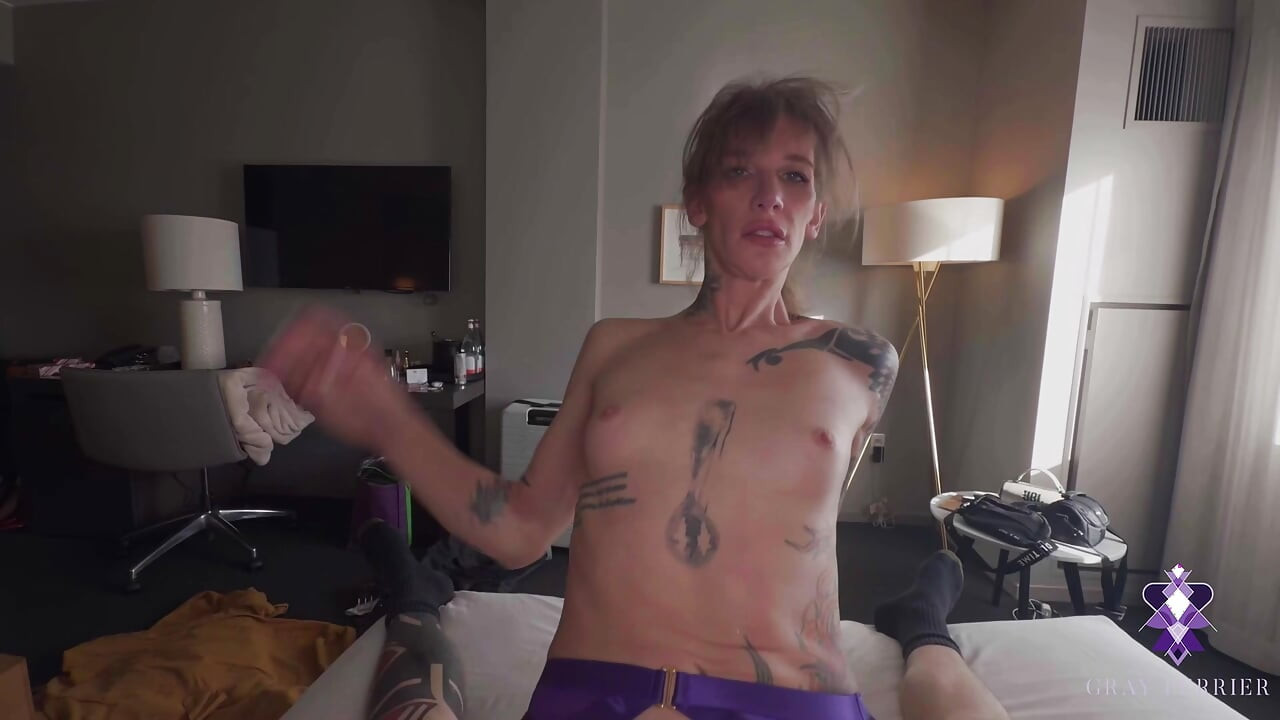 더 이상 ICE - 방에 와서 그녀가 흥정하는 것보다 더 많은 것을 얻은 핫한 트랜스 소녀