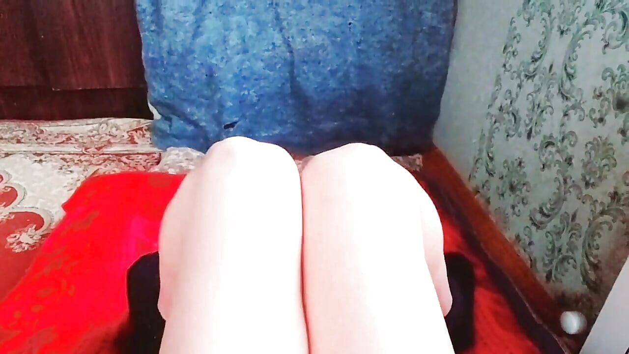 Slatki femboy hoda bos kroz rosnu travu