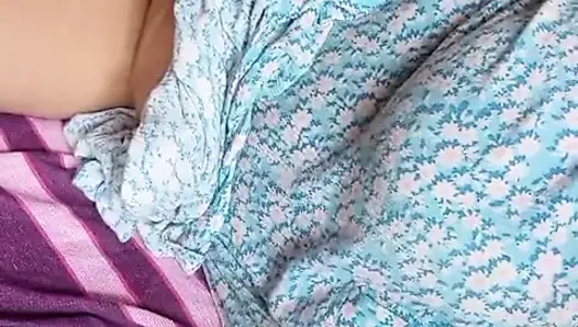 Aktris Sri Lanka Anne lagi asik mainin memek dan toket besar alaminya di malam hari