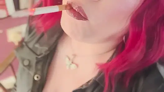 Твоя госпожа Tina Snua одетая в кожаную цепь курит 2 пробковые сигареты