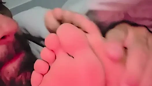 Nyepong kakinya sambil nonton film