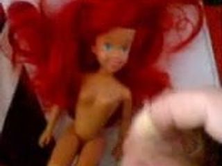 红发芭比娃娃的乐趣。